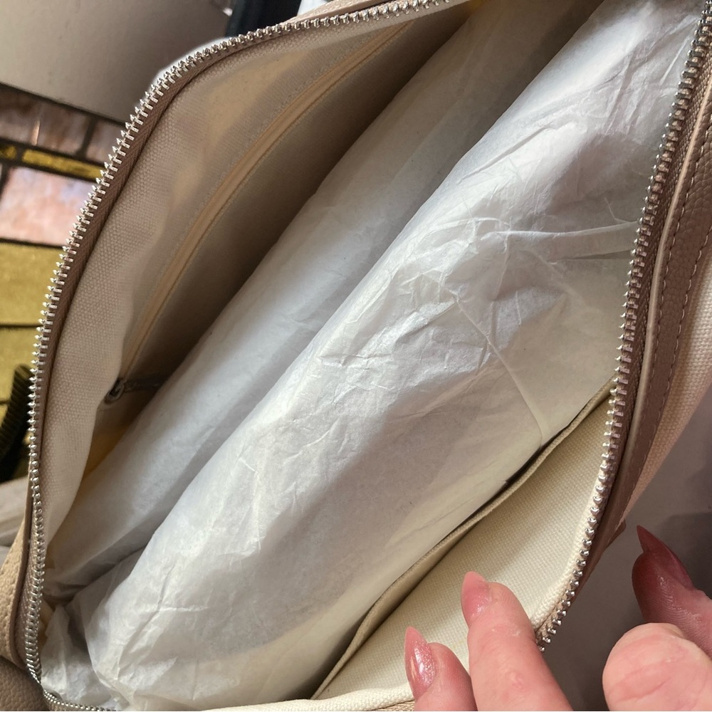 Elegant Beige Tote Bag - Picture 9 of 10